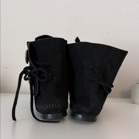 Minnetonka Black Suede Two Button Hardsole Fringe Bootie NWOB Size 9.5 - Picture 5 of 6